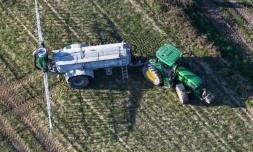 Le Sénat a adopté le projet de loi d'urgence agricole dans une version nettement modifiée par la droite pour lever les contraintes au métier d'agriculteur, suscitant l'inquiétude des associations environnementales et du gouvernement