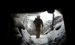 Un soldat ukrainien dans une tranchée couverte de neige à la frontière de la région séparatiste de Lugansk près du village de Zolote, le 21 janvier 2022