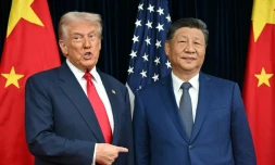 Le président américain Donald Trump (g) et le président chinois Xi Jinping lors d'une rencontre à la base aérienne de Gimhae, à Busan, le 30 octobre 2025 en Corée du Sud