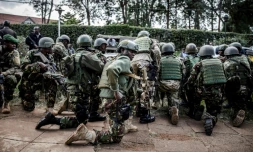 Des membres des forces spéciales kényanes en position devant un complexe hôtelier après une explosion suivi de tirs, le 15 janvier 2019 à Nairobi
