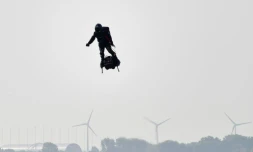 Franky Zapata, lors de sa premiÚre tentative de traversée de la Manche en "Flyboard", le 25 juillet 2019 à Sangatte