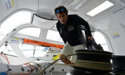 Le navigateur français Charlie Dalin, Ă bord de son monocoque "Apivia", le 19 juin 2020 au large des cĂŽtes de Port-la-ForĂȘt