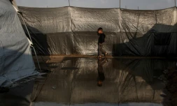 Un enfant dans un camp de tentes inondé dans le quartier de Zeitoun à Gaza-ville, après le passage de la tempête Byron le 11 décembre 2025