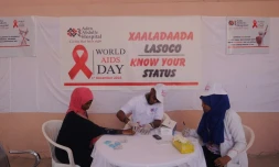 Une femme se fait faire un test HIV dans un hÎpital à Mogadishio, en Somalie, en décembre 2018