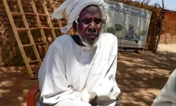 Hassan Issac, un déplacé soudanais âgé de 72 ans, assis dans le camp de déplacés de Kalma, dans la région soudanaise du Darfour (ouest), le 2 février 2020