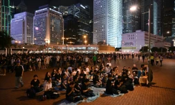 Des manifestants antigouvernementaux rassemblés lors d'une veillée à Hong Kong, le 6 juillet 2019