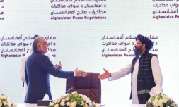 Le chef du Haut conseil pour la réconciliation nationale Abdullah Abdullah (G) et le chef de la délégation des talibans aux pourparlers de Doha, le mollah Abdul Ghani Baradar, le 18 juillet 2021 à Doha  