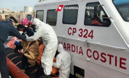 Photographie publiée le 30 avril 2016 par les gardes-côtes italiens montrant des migrants débarquant au port de Lampedusa après une opération de sauvetage, au large de la Libye