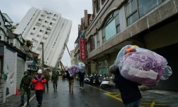 Un immeuble affaisé aprÚs un violent séisme, dans la ville de Hualien, le 8 février 2018 à Taïwan