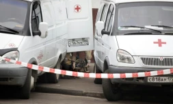 Des secouristes transportent un corps dans une ambulance à Moscou le 29 mars 2010