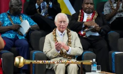 Le roi Charles III de Grande-Bretagne applaudit lors de la cérémonie d'ouverture de la réunion des chefs de gouvernement du Commonwealth à Apia, Samoa, le 25 octobre 2024