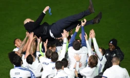 L'entraîneur du Real Madrid Zidane est soulevé par ses joueurs après leur victoire face à Kashima Antlers en finale de la Coupe du monde des clubs, le 18 décembre 2016 à Yokohama