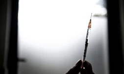 Une dose de vaccin contre la variole du singe, 27 juillet 2022 dans un centre de vaccination à Paris
