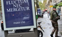 Un militaire de l'Opération Sentinelle patrouille dans les rues de Paris, le 13 novembre 2016