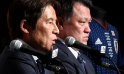 Le sélectionneur du Japon Akira Nishino (g) et le président de la Fédération japonaise de football Kozo Tashima en conférence de presse, le 5 juillet 2018 à Narita au Japon