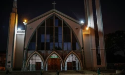 Des ouvriers nettoient les abords de la paroisse Notre-Dame de Fatima à Luanda, en Angola, le 17 avril 2026, en prévision de la visite du pape Léon XIV