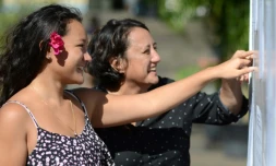 Ranitea Gobrait et sa mÚre devant le panneau des résultats du bac le 6 juillet 2018 à Pepeete