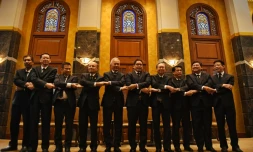 Plusieurs dirigeants de partis politiques en ThaĂŻlande posent en joignant leurs mains pour manifester leur soutien commun Ă la nomination de Prayut Chan-O-Cha comme Premier ministre, Ă Bangkok le 4 juin 2019