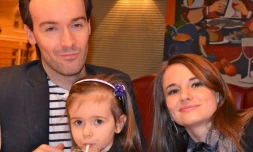 Le directeur de l'Alliance française d'Irkoutsk, Yoann Barbereau, aux côtés de son épouse et de sa fille le 31 décembre 2012 en Russie, dans une photo fournie par sa famille