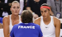 Le capitaine de l'équipe de France de Fed Cup Julien Benneteau conseille Kristina Mladenovic (g) et Caroline Garcia en demies face à la Roumanie, le 21 avril 2019 à Rouen