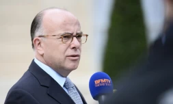Le ministre de l'Intérieur Bernard à la sortie du conseil des ministres le 18 mai 2016 à Paris