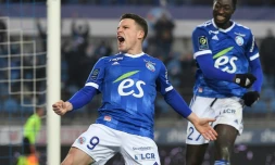 L'attaquant de Strasbourg Kevin Gameiro fête un but contre Montpellier, le 16 janvier 2022 à La Meinau