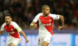 L'attaquant de Monaco Kylian Mbappé et son coéquipier Radamel Falcao après un but contre le Borussia Dortmund, le 19 avril 2017 à Louis II