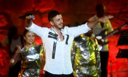 Le chanteur marocain  Saad Lamjarred se produit sur scène le 30 juillet 2016 lors du festival de Carthage en Tunisie