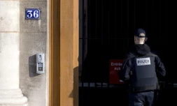 Un policier devant le 36 Quai des OrfÚvres à Paris, le 6 février 2015