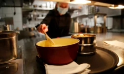 Une fondue en préparation au restaurant Marzilibruecke de Berne, le 16 novembre 2020