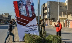 Une affiche annonçant la visite du pape France installée dans une rue de Qaraqoch, le 24 février 2021 en Irak