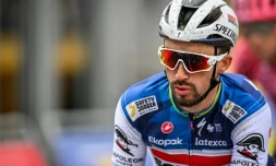 Le Français Julian Alaphilippe de l'équipe Soudal Quick-Step franchit la ligne d'arrivée du Tour des Flandres 2023, 273,4 km de Bruges à Audenarde, le 2 avril 2023