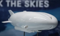 Une maquette miniature pour la future production de l'Airlander 10 au centre Hybrid Air Vehicles de Bedford, en Angleterre, le 26 février 2024