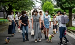 Des membres de la patrouille "Wan-Wan" ("ouaf ouaf" en japonais), dans une rue de Tokyo, le 14 juillet 2021