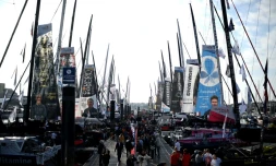Des visiteurs se pressent sur le ponton principal à la veille du départ de la 10e édition du Vendée Globe, au large des Sables-d'Olonne, le 9 novembre 2024