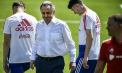 L'ex-ministre russe des Sports Vitali Moutko (c) en visite à l'entraînement de l'équipe nationale, le 17 juin 2018 à Moscou