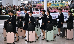 Les joueuses du club féminin nord-coréen Naegohyang sont arrivées à l'aéroport international d'Incheon, le 17 mai 2026, en vue de la demi-finale de la Ligue des champions asiatique féminine qui les opposera au club féminin sud-coréen Suwon FC. 