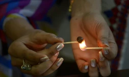 Une Pakistanaise fait chauffer une boulette de haschich, le 25 octobre 2017 à Peshawar