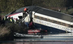 Motrice et wagon du TGV dans un canal d'Eckwersheim prÚs de Strasbourg, dans le nord-est de la France, aprÚs avoir déraillé le 14 novembre, le 15 novembre 2015