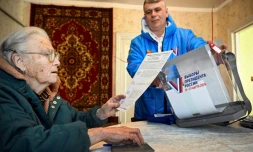 Une femme vote à son domicile pour l'élection présidentielle en Russie, à Sergiyev Posad, à 75 kilomètres de Moscou, le 16 mars 2024