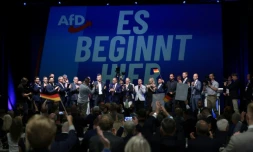 (g-d) Ulrich Siegmund, tête de liste du parti d'extrême droite Alternative pour l'Allemagne (AfD) aux élections régionales de Saxe-Anhalt, les coprésidents de l'AfD Tino Chrupalla et Alice Weidel et d'autres membres du parti chantent l'hymne national lors de la soirée électorale à Magdebourg, le 6 septembre 2026 dans l'est de l'Allemagne