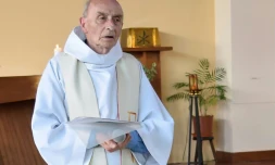 Le père Jacques Hamel célébrant la messe le 11 juin 2016 à l'église de Saint-Etienne-du-Rouvray 