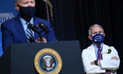 Le président américain Joe Biden (g) et son conseiller médical Anthony Fauci aux Instituts nationaux de santé (NIH) de Bethesda (Maryland), le 11 février 2021