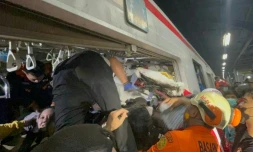 Des secouristes sur le site où une locomotive de train de voyageurs a percuté le wagon arrière d'un train de banlieue à la gare de Bekasi Timur, le 28 avril 2026 à Bekasi, en Indonésie