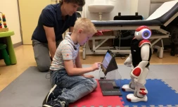 A sept ans, Ruben est déjà capable de mesurer son taux de glucose sanguin et de compter les glucides d'un verre de lait, tout cela grâce à son nouvel ami Charlie le robot