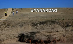 Des visiteurs à Yanardag, "la montagne brûlante", où un gaz naturel brûle continuellement, sur une colline de la péninsule d'Absheron, près de Bakou, le 22 juillet 2024 en Azerbaïdjan 