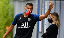L'attaquant du PSG Kylian Mbappé arrive à l'entraînement le 2 juillet 2020 au Camp des Loges à Saint-Germain-en-Laye (Yvelines) 