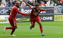 L'attaquant de Bordeaux François Kamano (d) marque contre Nantes devant son coéquipier Jimmy Briand, le 3 novembre 2019 à Bordeaux