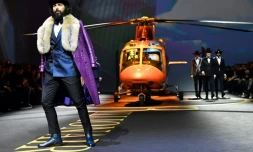 Création pour la maison Billionaire lors d'un défilé à Milan, le 16 janvier 2017