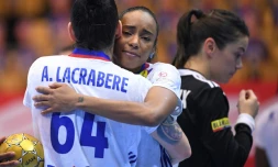 La déception des cadres de l'équipe de France Alexandra LacrabÚre, Estelle Nze Minko et CléopùtreDarleux à l'issue de la finale de l'Euro de hand perdue face à la NorvÚge à Herning, le 20 décembre 2020